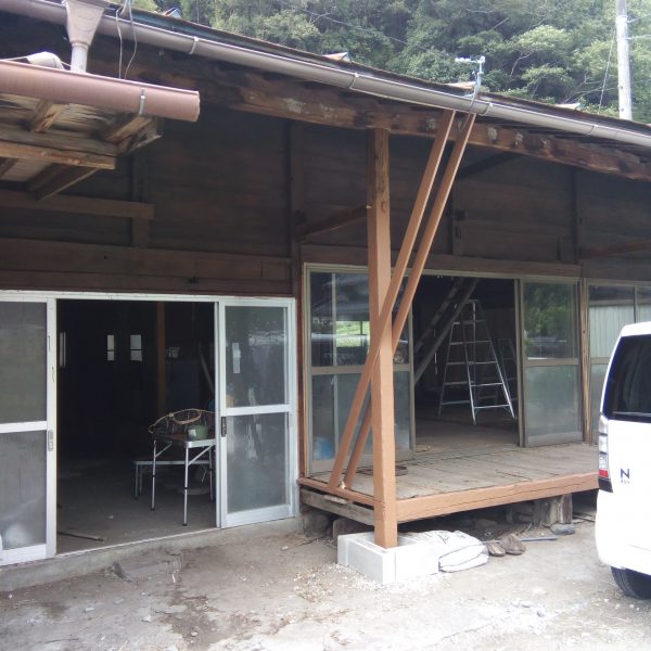 外観／玄関とテラス　2017.08.02